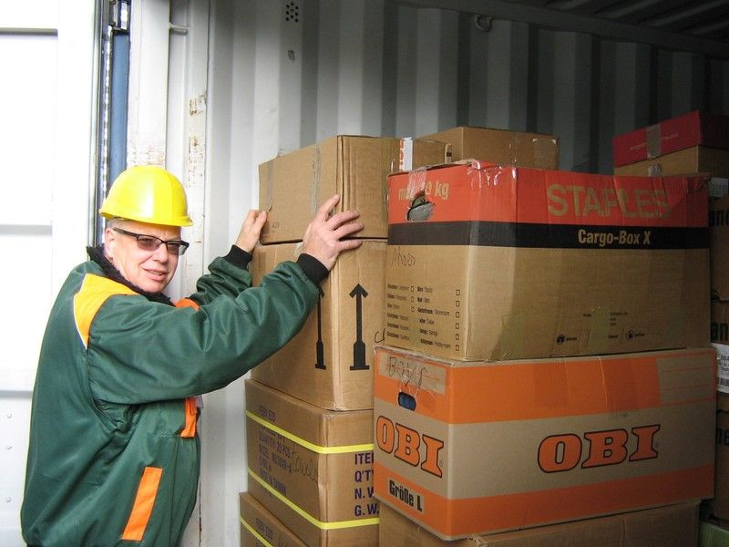 Charly beim Beladen des Containers
