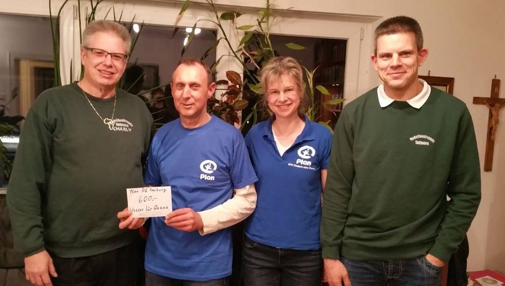 Modellbaufreunde mit Spendenscheck